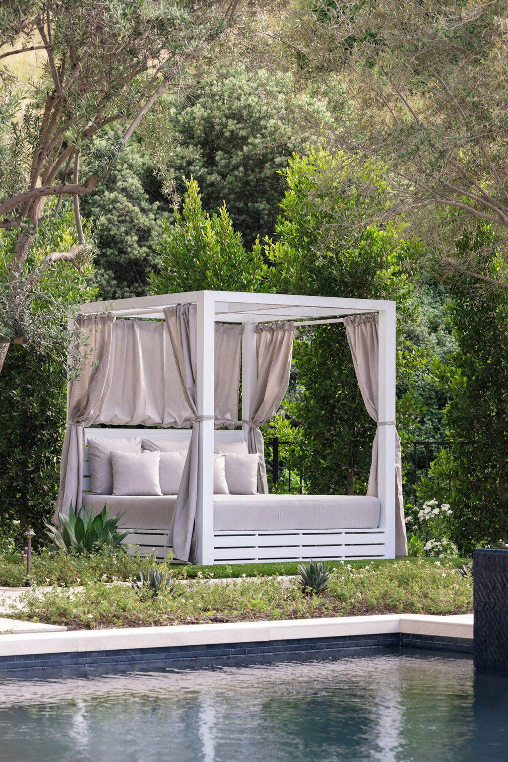 Newport Resort King Daybed in Cast Silver, No Welt