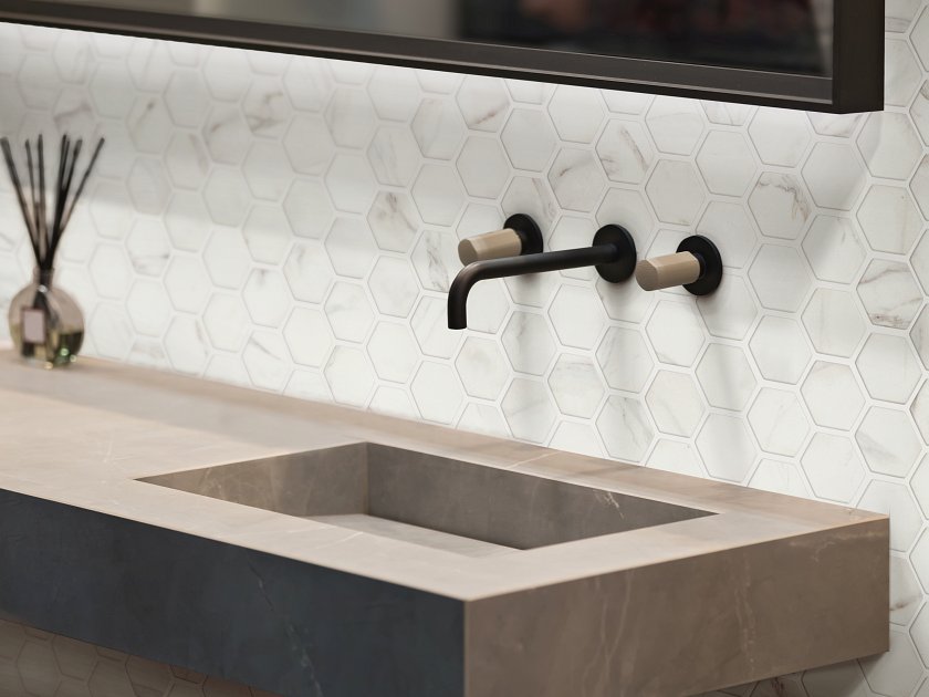 DREAMSCAPE 2" HEX CARRARA ROOM