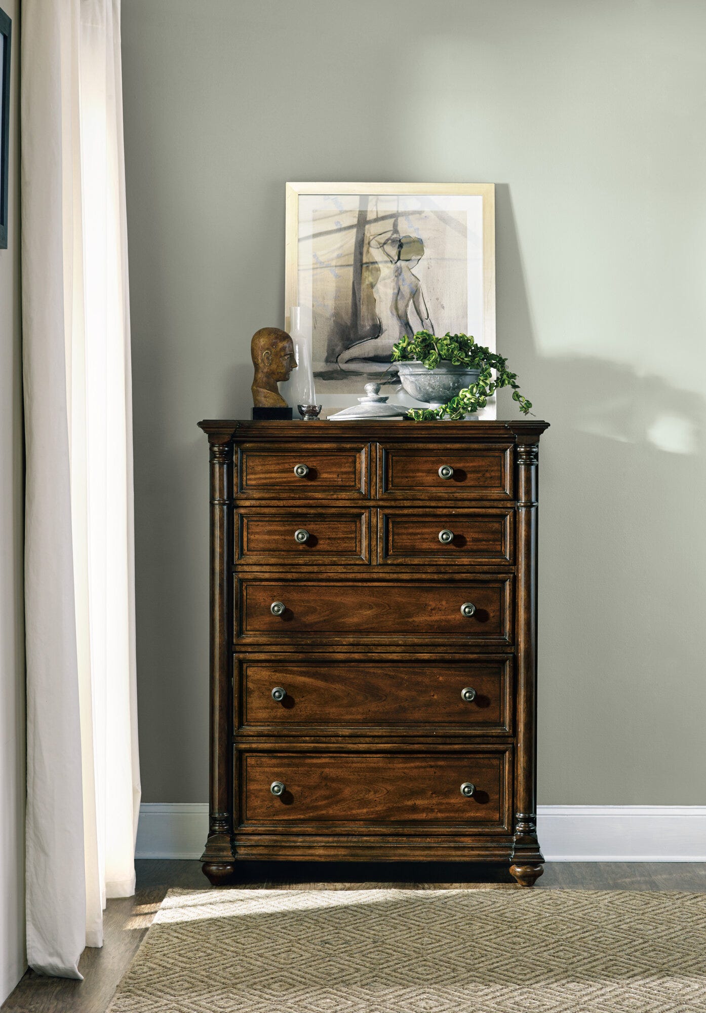 Leesburg Chest Room Image