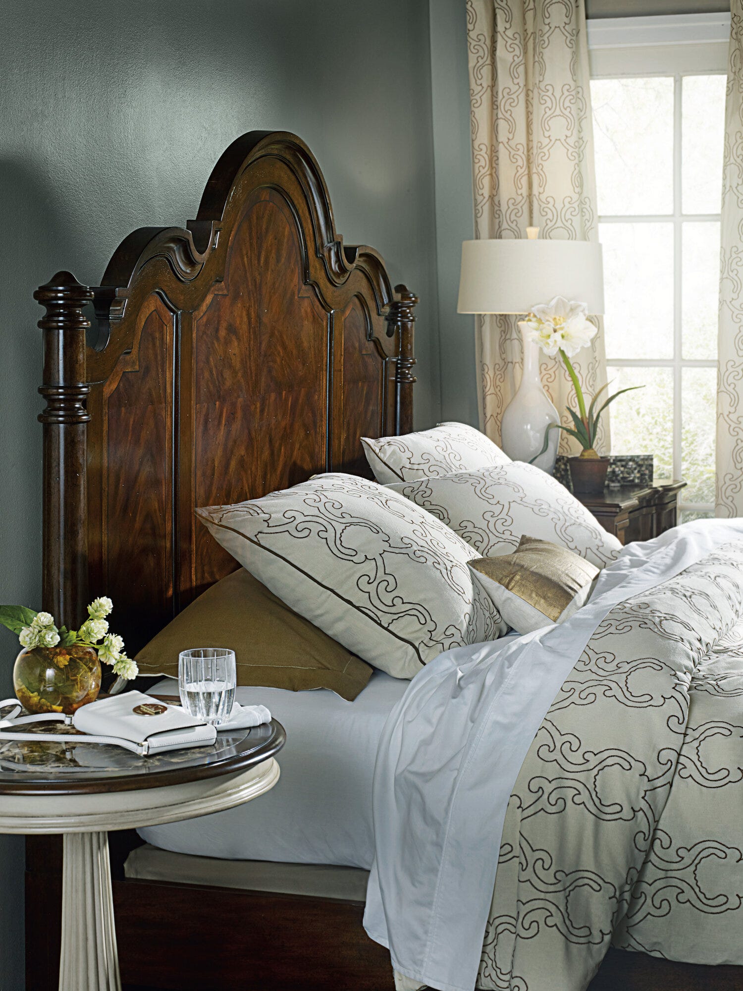 Leesburg Poster Beds