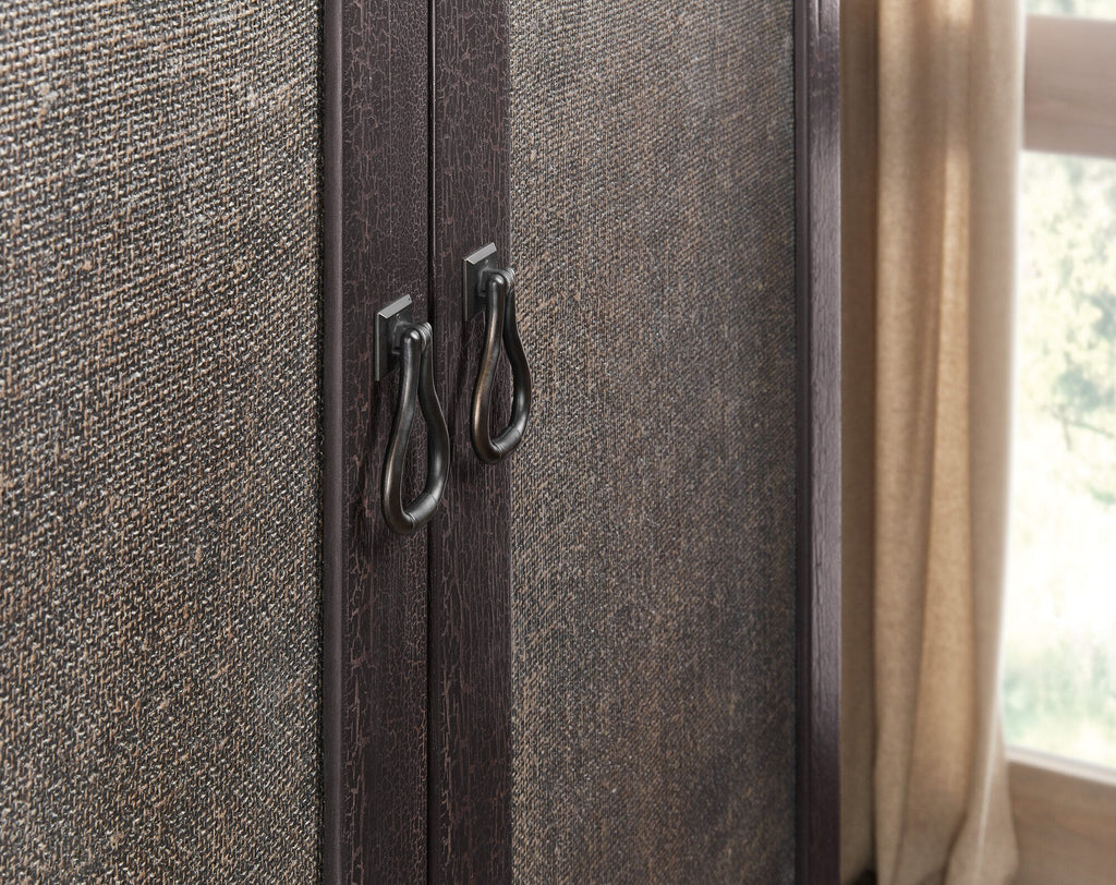 Big Sky Small Wardrobe Detail Image