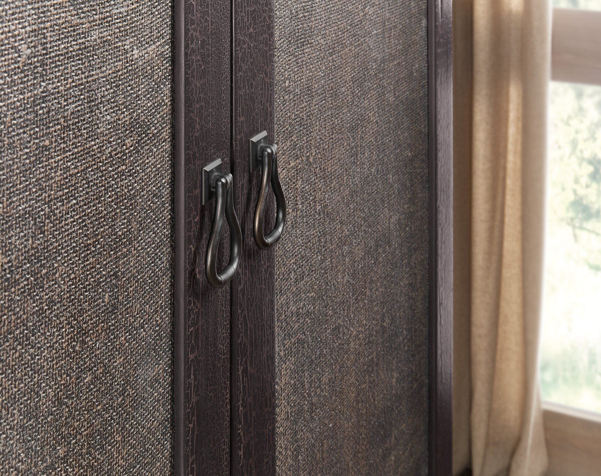 Big Sky Small Wardrobe Detail Image