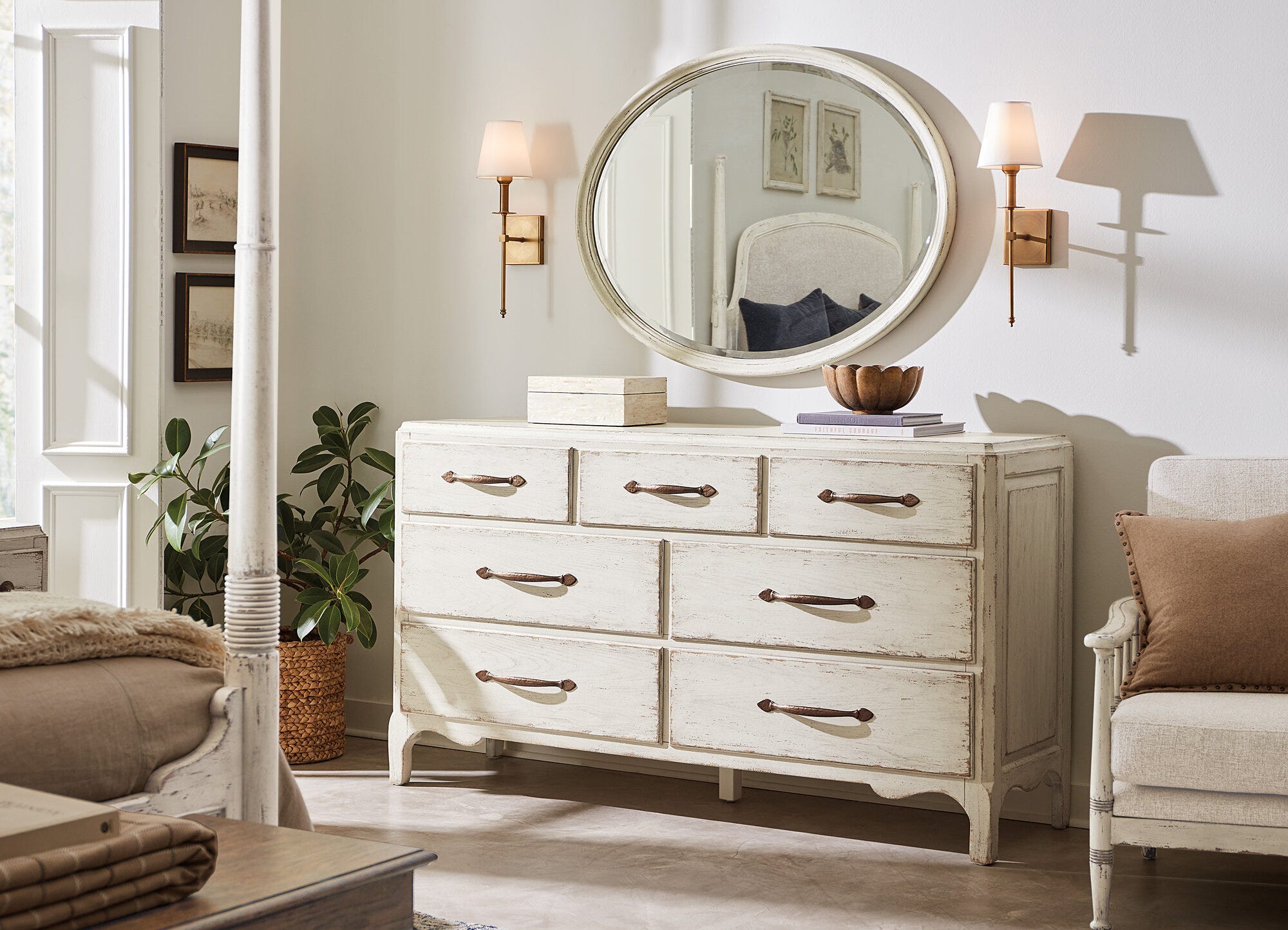 Americana Oval Mirror Room Image