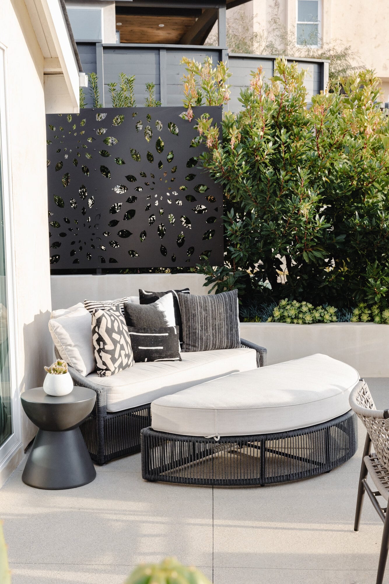 Milano Daybed in Echo Ash w/ Self Welt