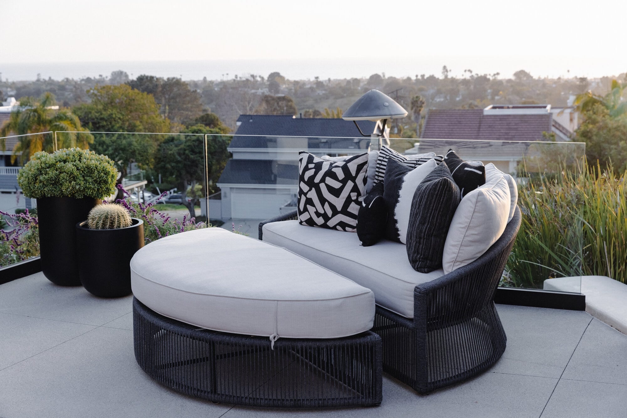 Milano Daybed in Echo Ash w/ Self Welt