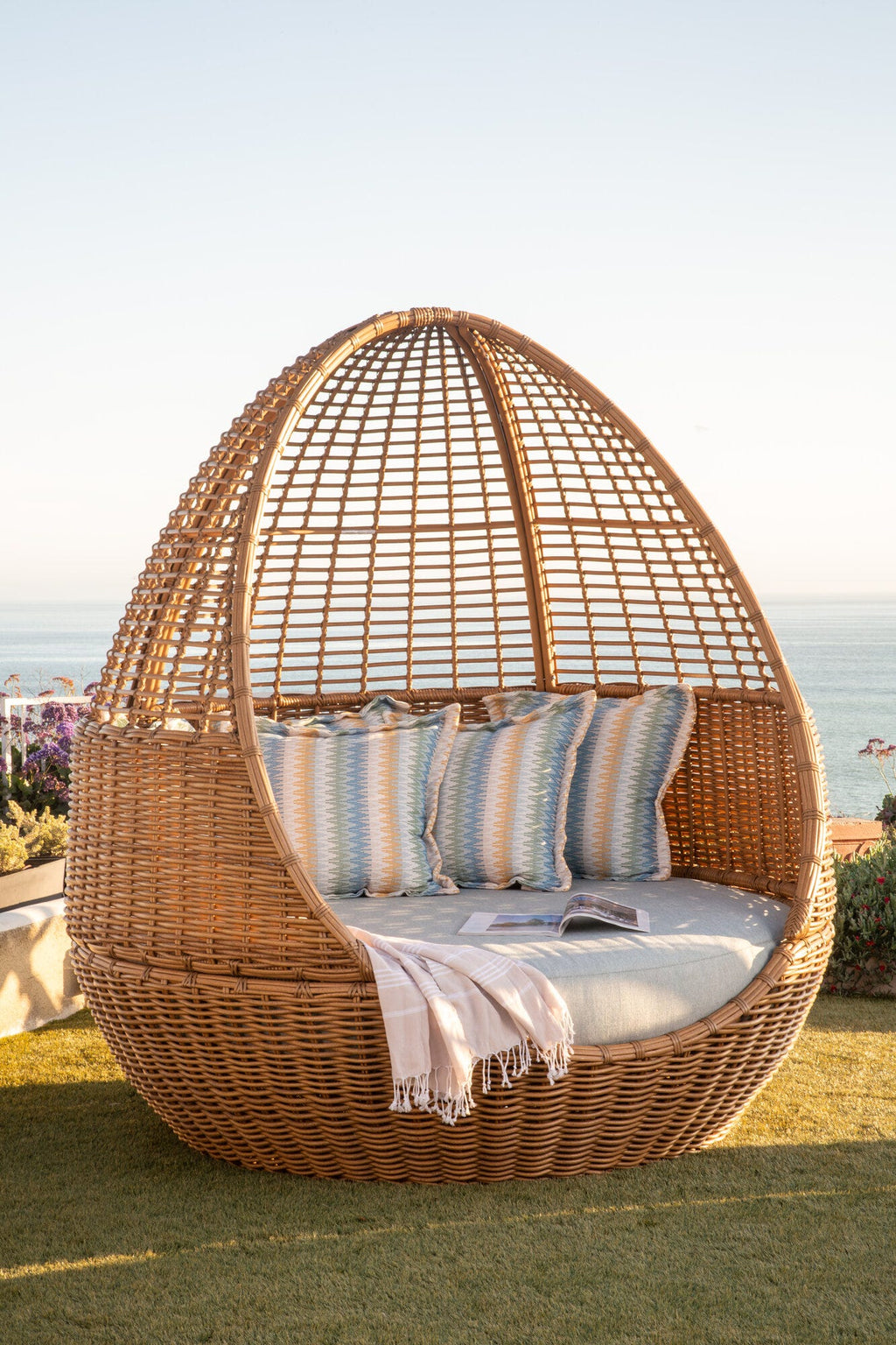 Playa Daybed in Soothe Pearl w/ Flange Welt