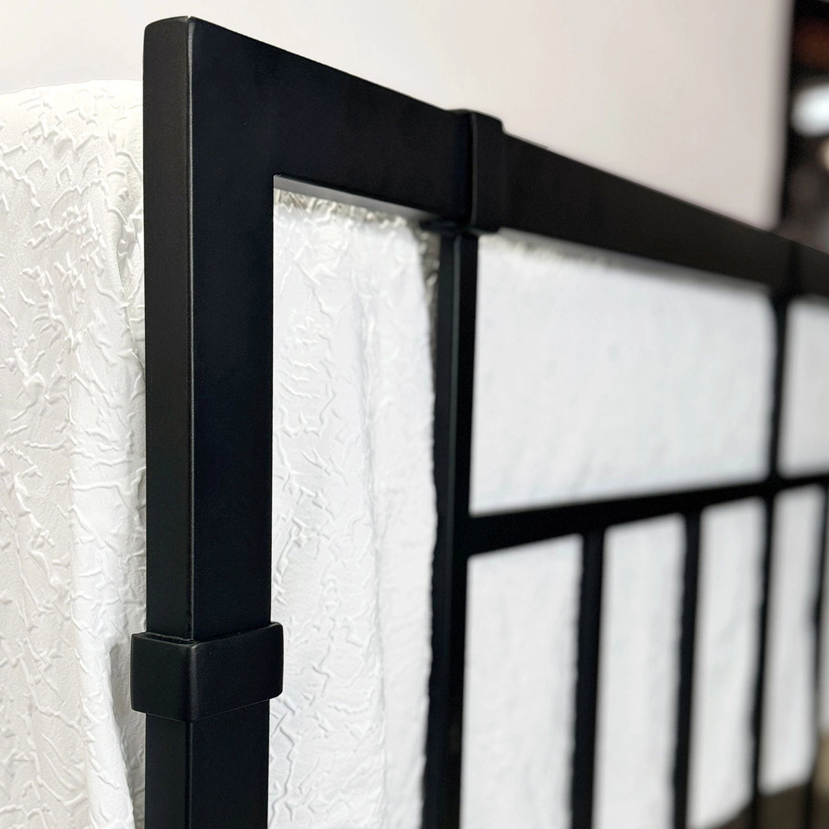 Travis 1380 queen CBMPF MatteBlackFinish Closeup2